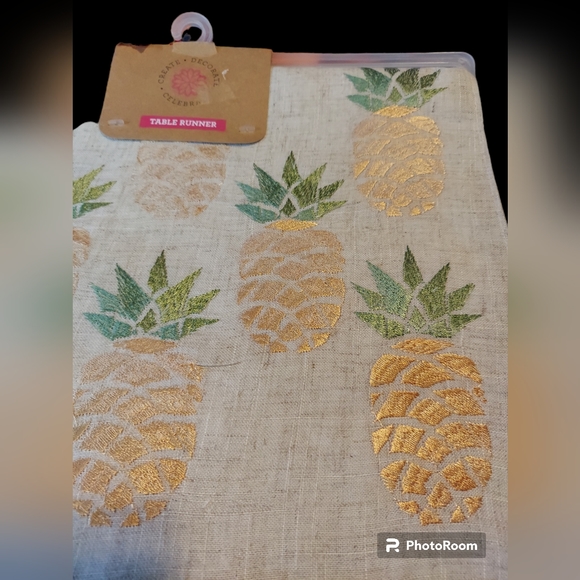 Embroidered Pineapple Tablerunner NWT - Picture 3 of 9